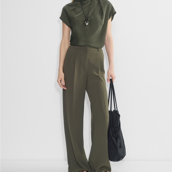 Aritzia Pants - Aritzia The Effortless Pant™ Wider - Crepette™ in size 00